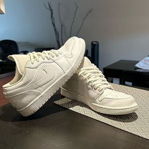 Jordans low 1 triple white